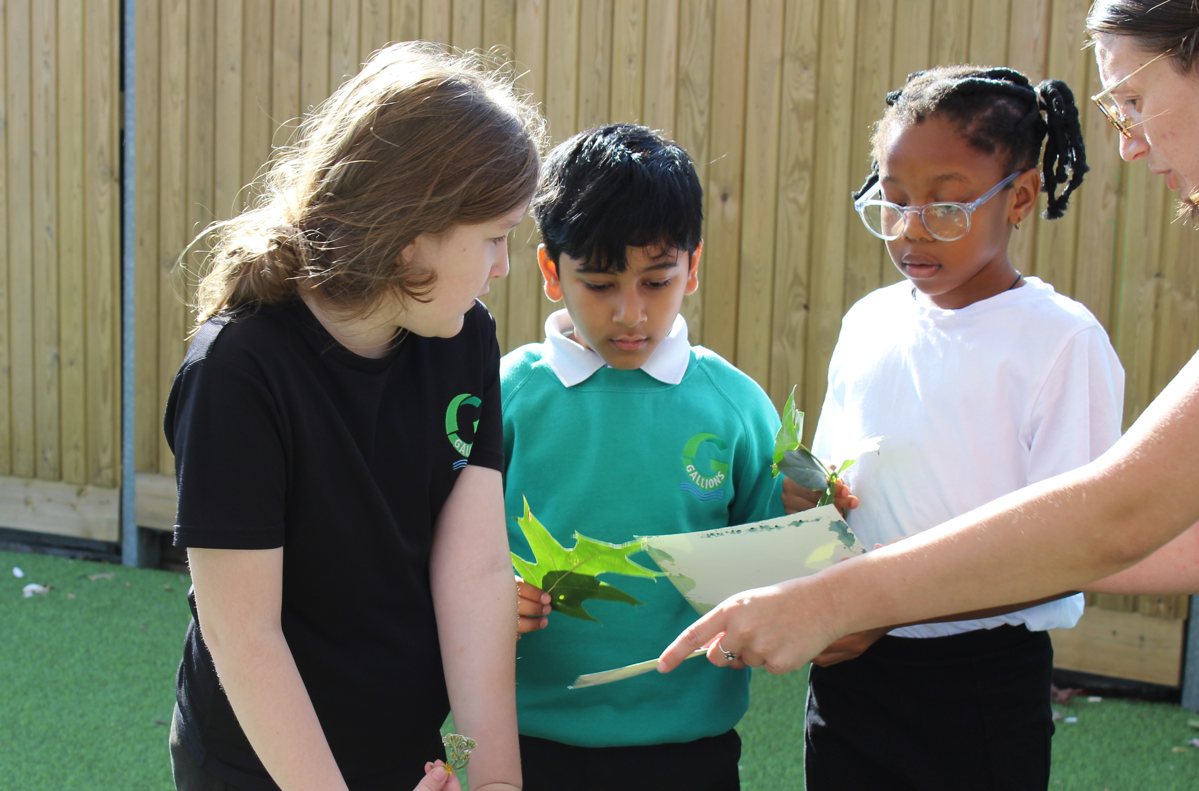 Gallions Primary School pupils prepare for the Cyanotype printing session