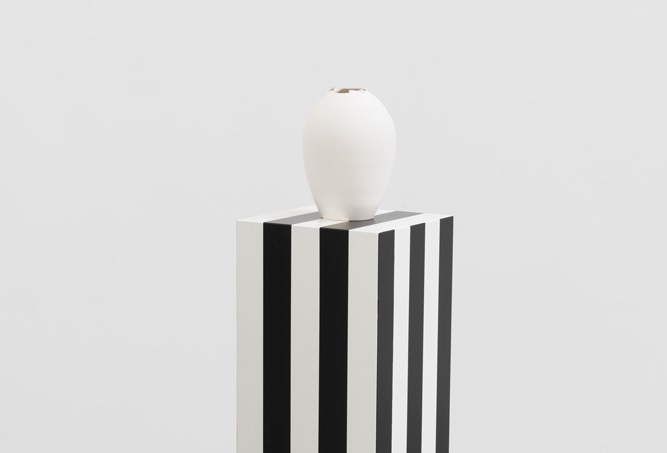 Grace Schwindt, The Tiffany Vase 4, 2014. Wood, acryl paint and porcelain, 137 x 26 x 26 cm. Image courtesy the artist.